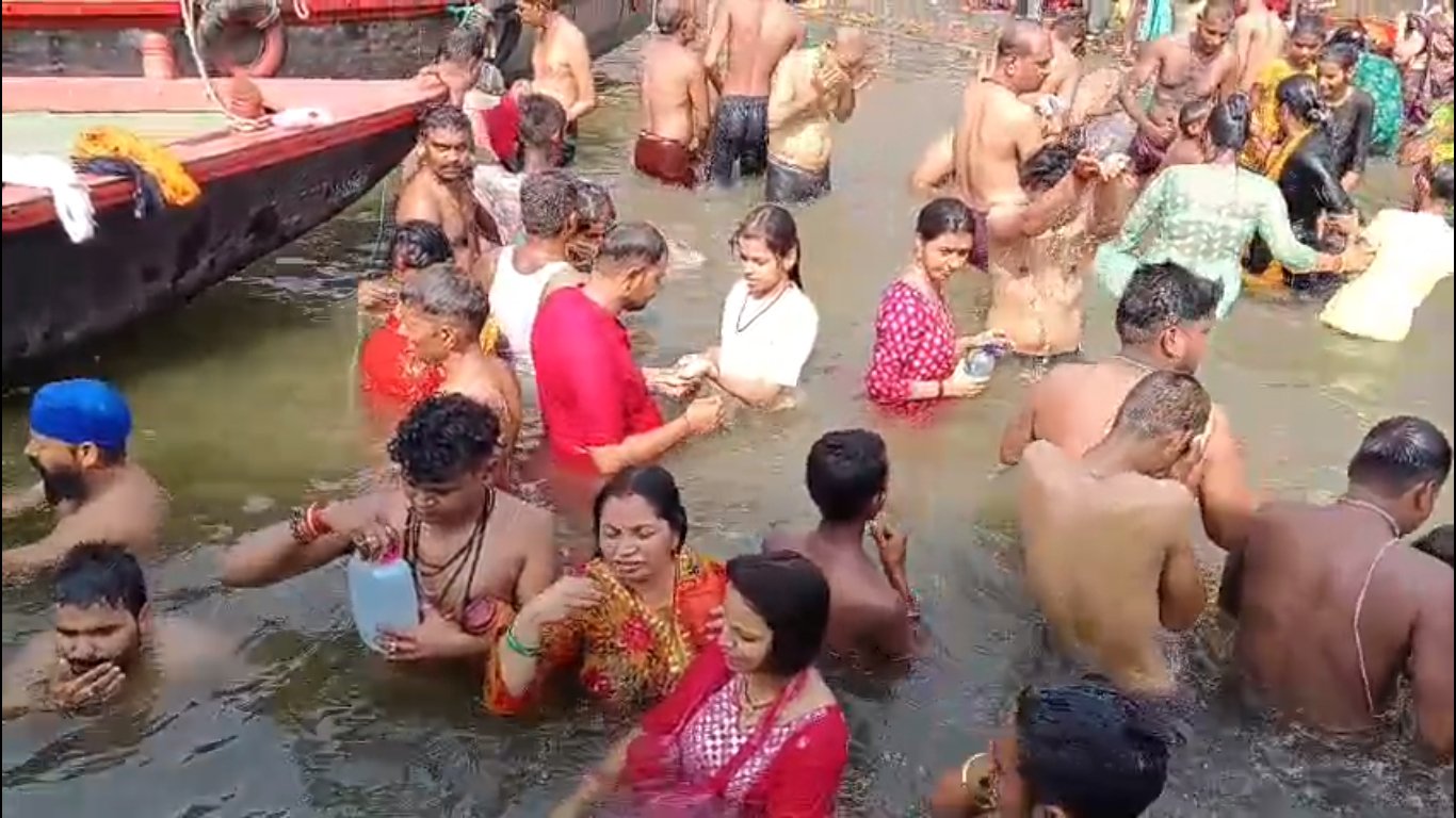पुरुषोत्तम मास के अंतिम दिवस काशी में उमड़ा श्रद्धालुओं का सैलाब, सोमवती अमावस्या पर गूंजे गंगा घाट