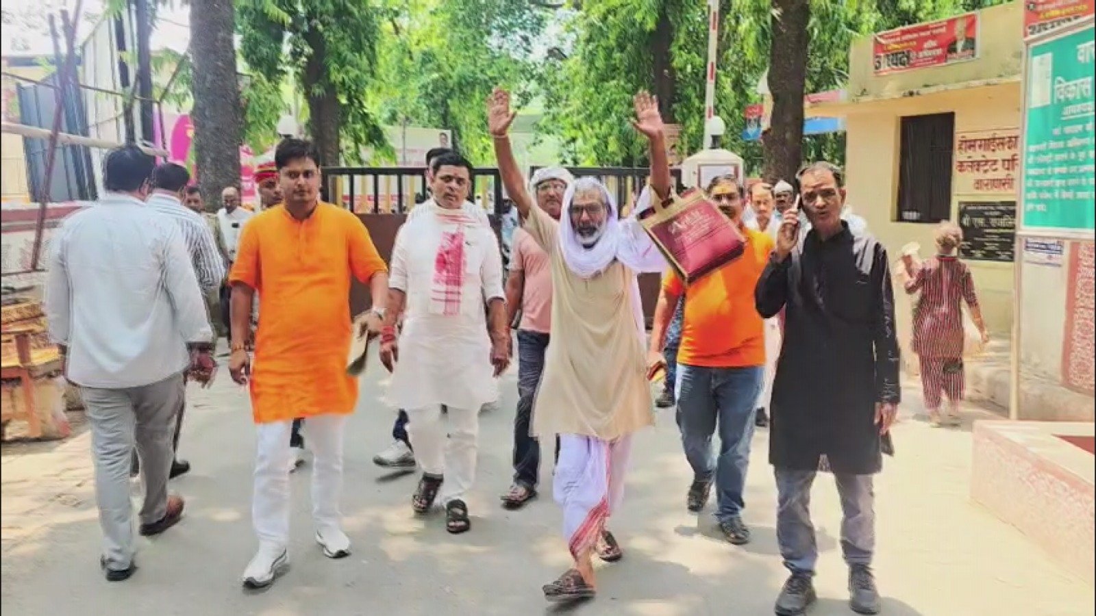 कचहरी परिसर में पूर्व एमएलसी बृजेश सिंह के खिलाफ प्रदर्शन, हिंदू संगठनों ने प्रशासन को सौंपा ज्ञापन