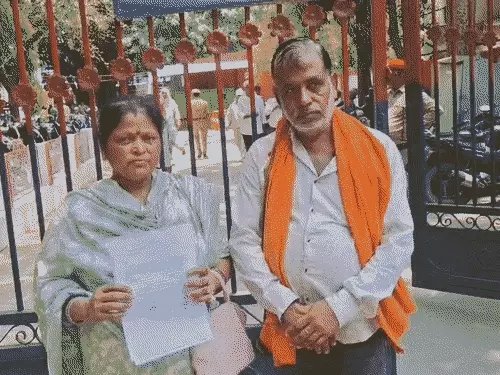 बेटी की मौत पर परिजनों ने जताई हत्या की आशंका, कार्रवाई की मांग लेकर पहुंचे पुलिस अधिकारियों के पास