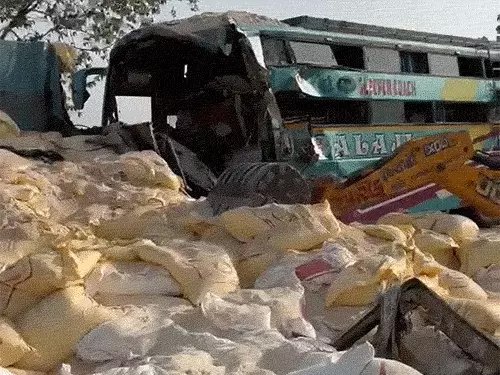 वडोदरा में भीषण सड़क हादसा: स्लीपर बस ट्रक से टकराई, 6 यात्रियों की मौत, 31 घायल