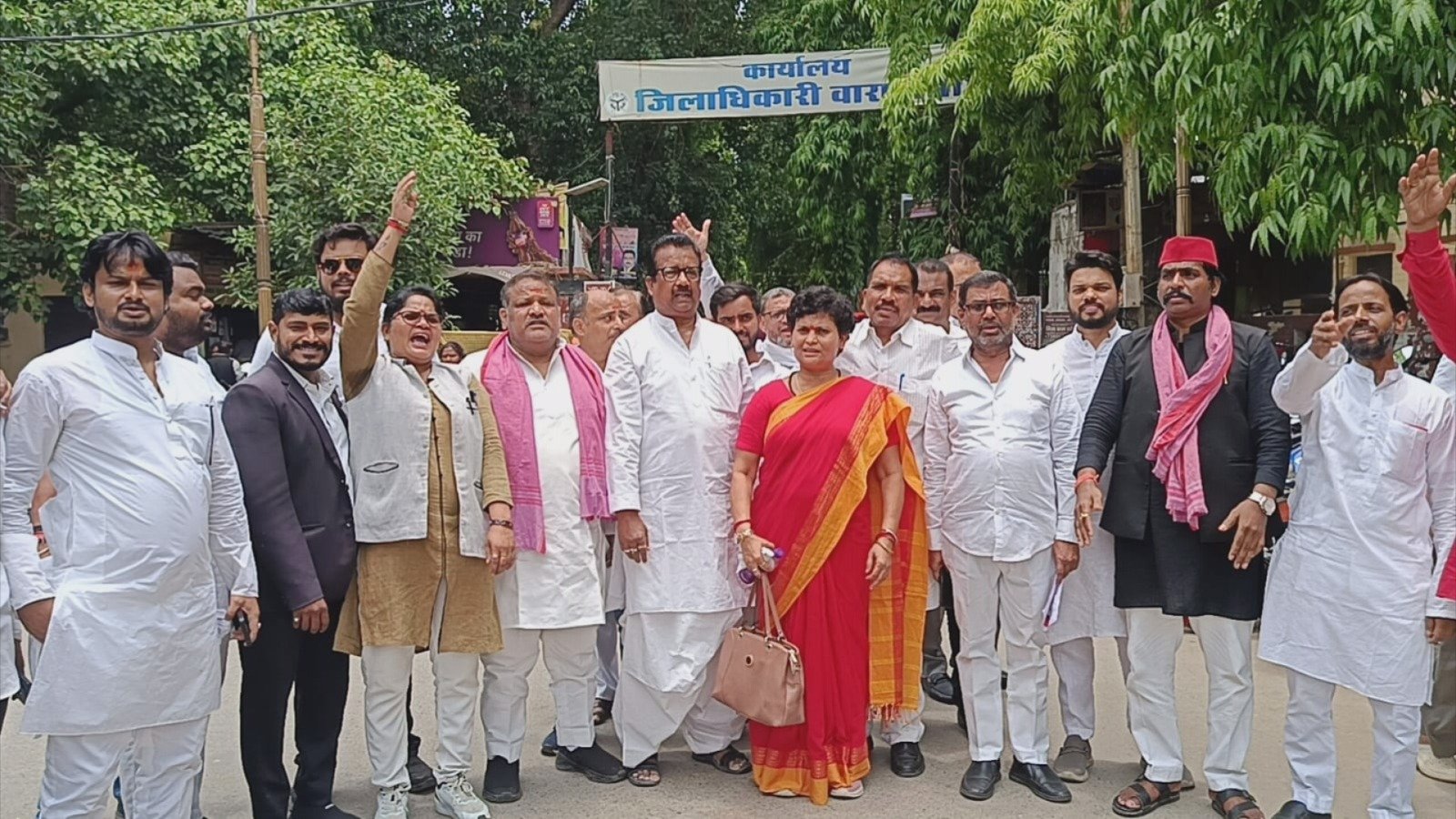 वाराणसी में मतदाता सूची पर सपा का बड़ा आरोप, जिलाधिकारी को सौंपा ज्ञापन