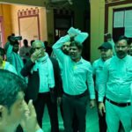 वाराणसी सदर तहसील में अधिवक्ताओं का उग्र प्रदर्शन, एसडीएम नितिन सिंह के स्थानांतरण की मांग पर अड़े वकील, न्यायिक कार्य ठप