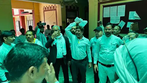 वाराणसी सदर तहसील में अधिवक्ताओं का उग्र प्रदर्शन, एसडीएम नितिन सिंह के स्थानांतरण की मांग पर अड़े वकील, न्यायिक कार्य ठप