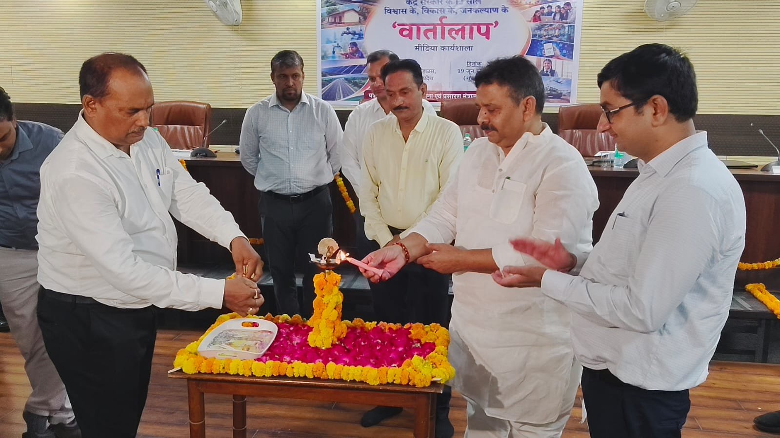 वाराणसी में पीआईबी की कार्यशाला, केंद्र सरकार की विकास यात्रा पर हुआ मंथन