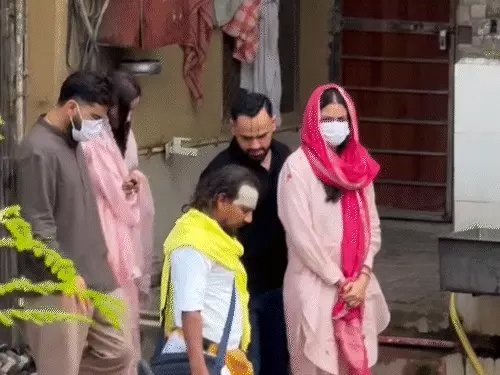 वृंदावन पहुंचे विराट कोहली और अनुष्का शर्मा, संत प्रेमानंद के आश्रम में की मुलाकात