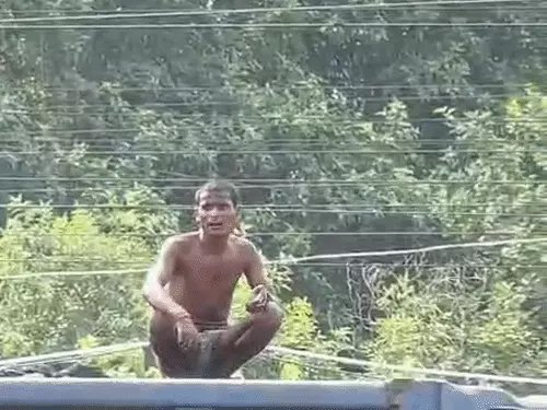 वाराणसी कैंट स्टेशन पर हाई-वोल्टेज ड्रामा: मालगाड़ी की बोगी पर चढ़ा अर्धनग्न युवक, आरपीएफ-जीआरपी ने सुरक्षित उतारा