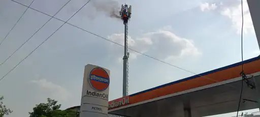 वाराणसी: भेलूपुर में एसीपी कार्यालय के सामने मोबाइल टावर में आग, इलाके में मची अफरा-तफरी