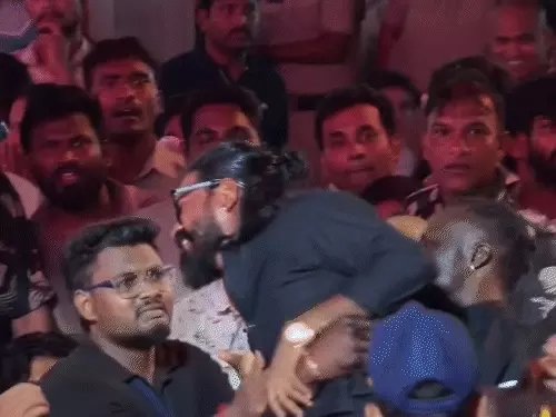 विजयवाड़ा में फिल्म ‘पेद्दी’ के प्रमोशन के दौरान हंगामा, राम चरण के हमशक्ल फैन ने मचाई अफरातफरी