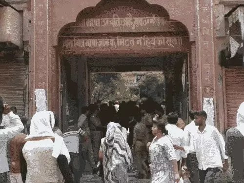 Varanasi NEET Exam: चेकिंग में पकड़ा गया अभ्यर्थी, अंडरवियर से मिला सिम कार्ड, फेविकोल और पुराना प्रश्नपत्र