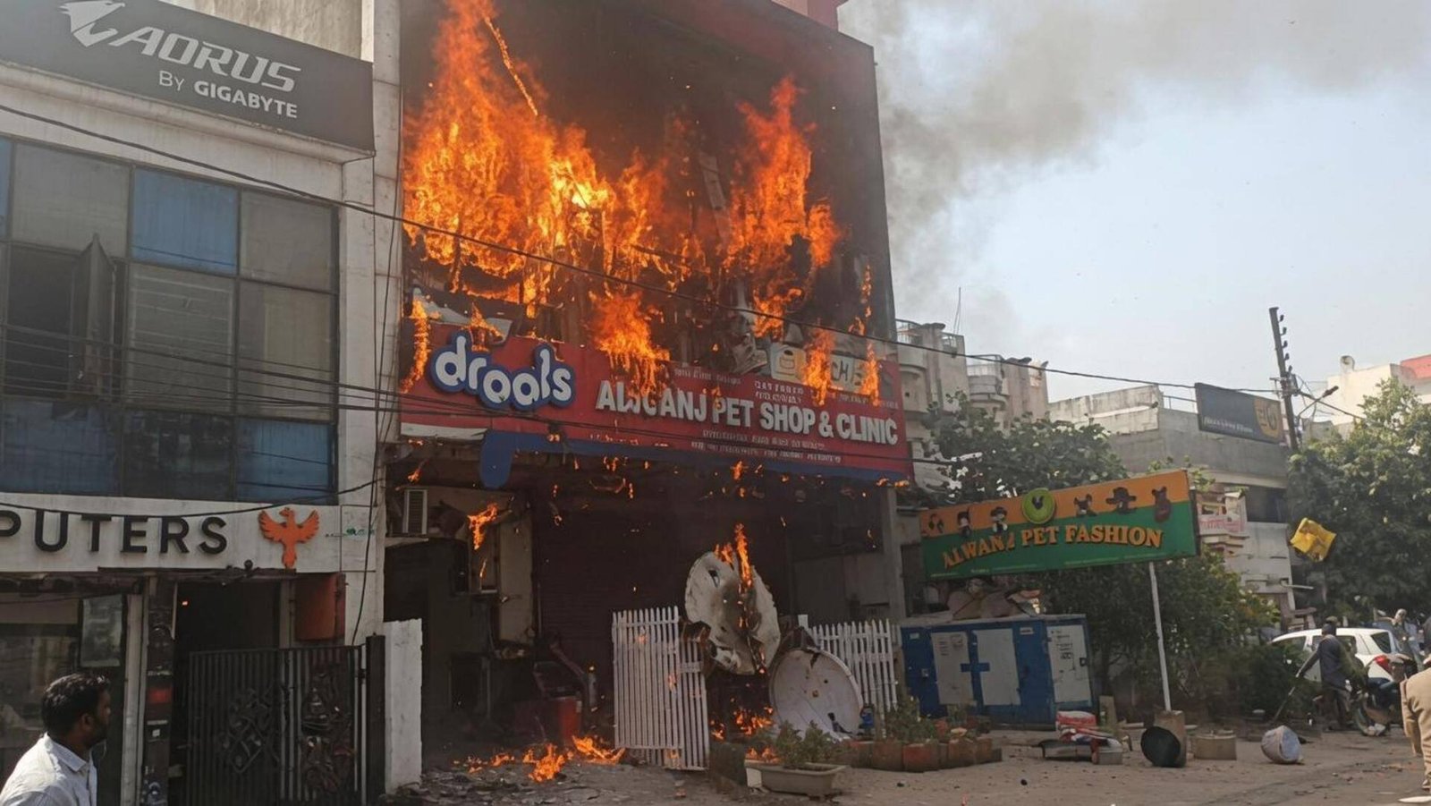 लखनऊ में तीन मंजिला इमारत में भीषण आग, कोचिंग में फंसे छात्र, कई लोगों के फंसे होने की आशंका