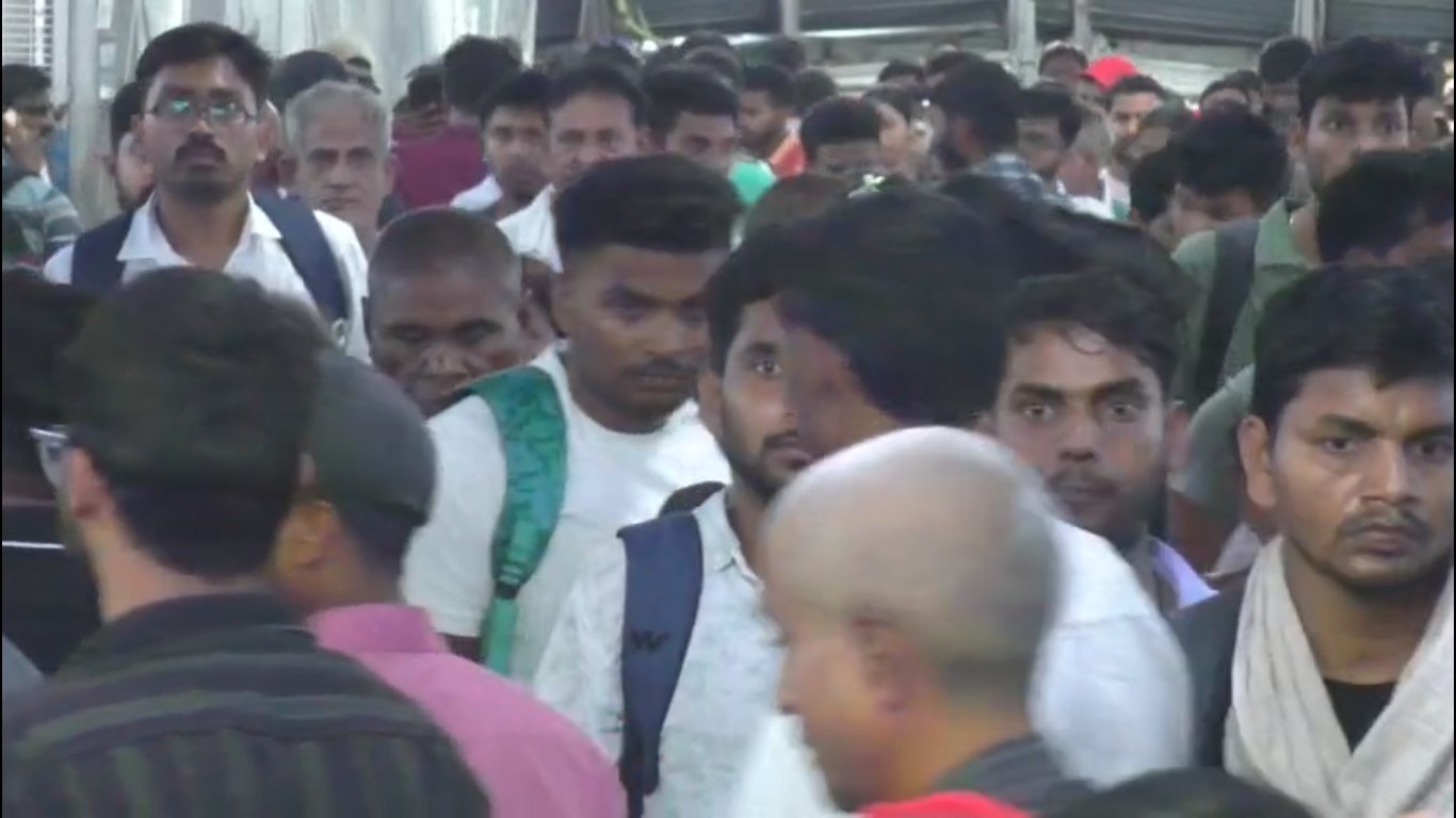 बीएड अभ्यर्थियों की मुश्किलें बढ़ीं: परीक्षा के बाद वाराणसी स्टेशन पर अव्यवस्था से परेशान हुए छात्र
