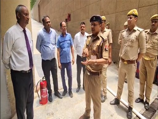 दिल्ली अग्निकांड के बाद वाराणसी में होटलों की फायर सेफ्टी पर कसा शिकंजा, बड़े प्रतिष्ठानों में चला विशेष निरीक्षण अभियान