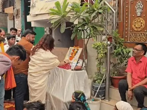 सूर्या चौहान हत्याकांड: पीड़ित परिवार से मिलीं शालिनी सिंह, अवैध मदरसों पर कार्रवाई की मांग
