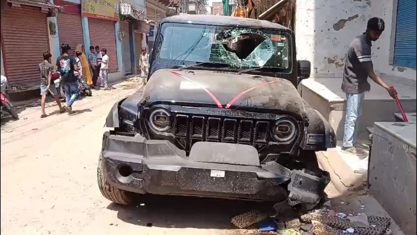 वाराणसी में थार का तांडव: बाइक को टक्कर मारने के बाद भागी, 5 लोगों को रौंदा; दुकान का शटर तोड़कर पलटी