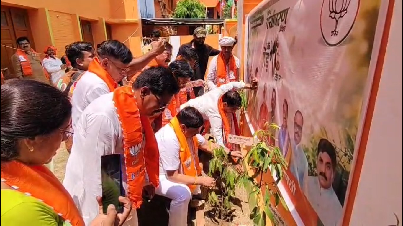 विश्व पर्यावरण दिवस पर भाजपा महानगर कार्यालय में चला हरियाली अभियान, सैकड़ों पौधे रोपे गए