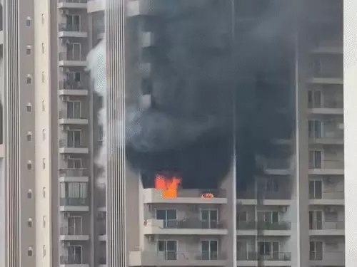 नोएडा सेक्टर-75 की 28 मंजिला सोसाइटी में 12वें फ्लोर पर भीषण आग, मची अफरा-तफरी