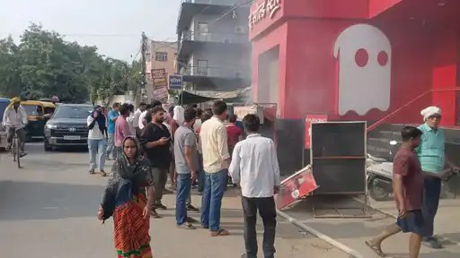 रविदास गेट के पास बंद दुकान में आग, स्थानीय लोगों ने संभाला मोर्चा; आसपास की दुकानों को बचाया