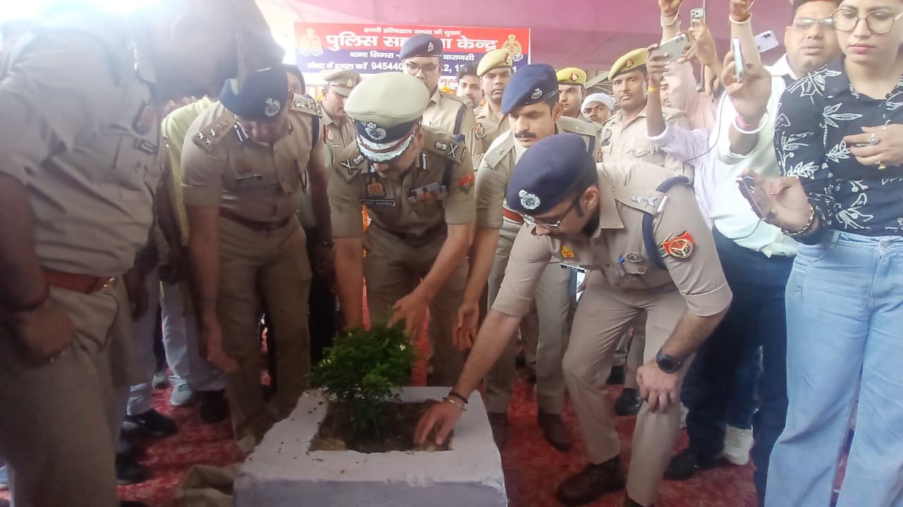 कैंट स्टेशन पर यात्रियों की सुरक्षा को मिली नई मजबूती, पुलिस कमिश्नर मोहित अग्रवाल ने किया अत्याधुनिक पुलिस बूथ का उद्घाटन