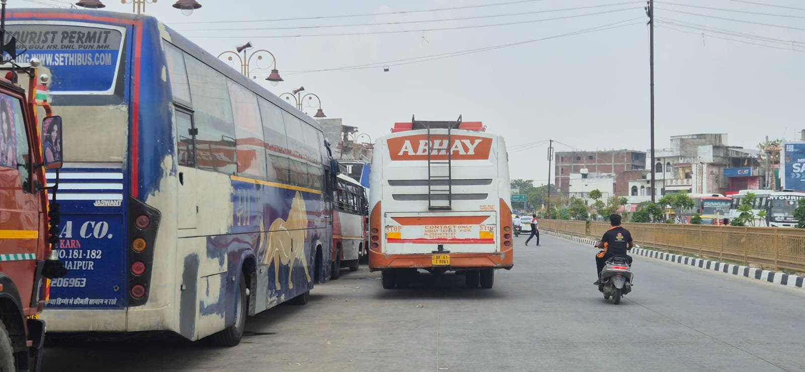 लहरतारा-चांदपुर में फल-फूल रहे अवैध बस अड्डे