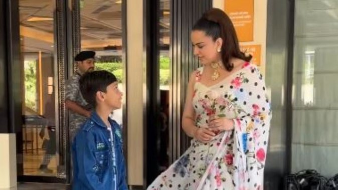 मुंबई के जुहू इवेंट में कंगना रनौत का जलवा, नन्हे फैन से मिला गुलाब बना वायरल पल