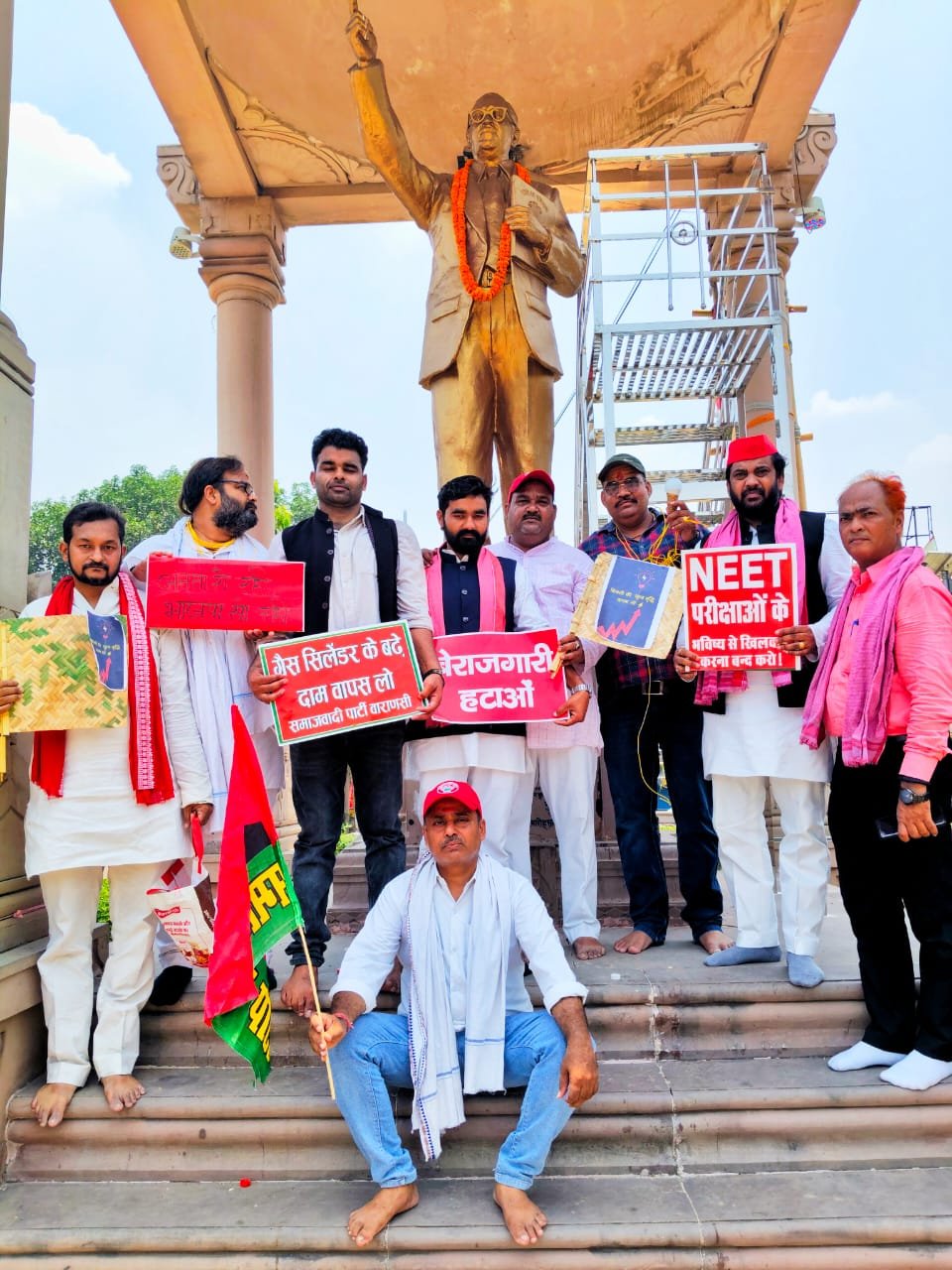 महंगाई और नीट पेपर लीक के विरोध में सपाइयों का विरोध