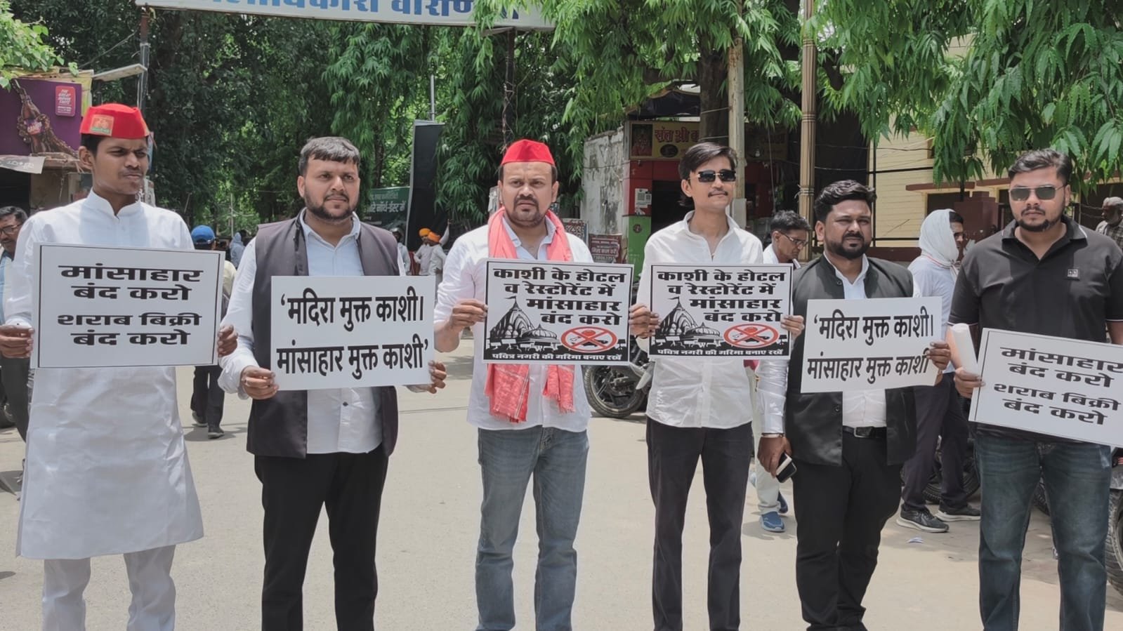 महापौर के फैसले का समर्थन: मांस की दुकानों के साथ बार और शराब की दुकानें भी हटाने की मांग