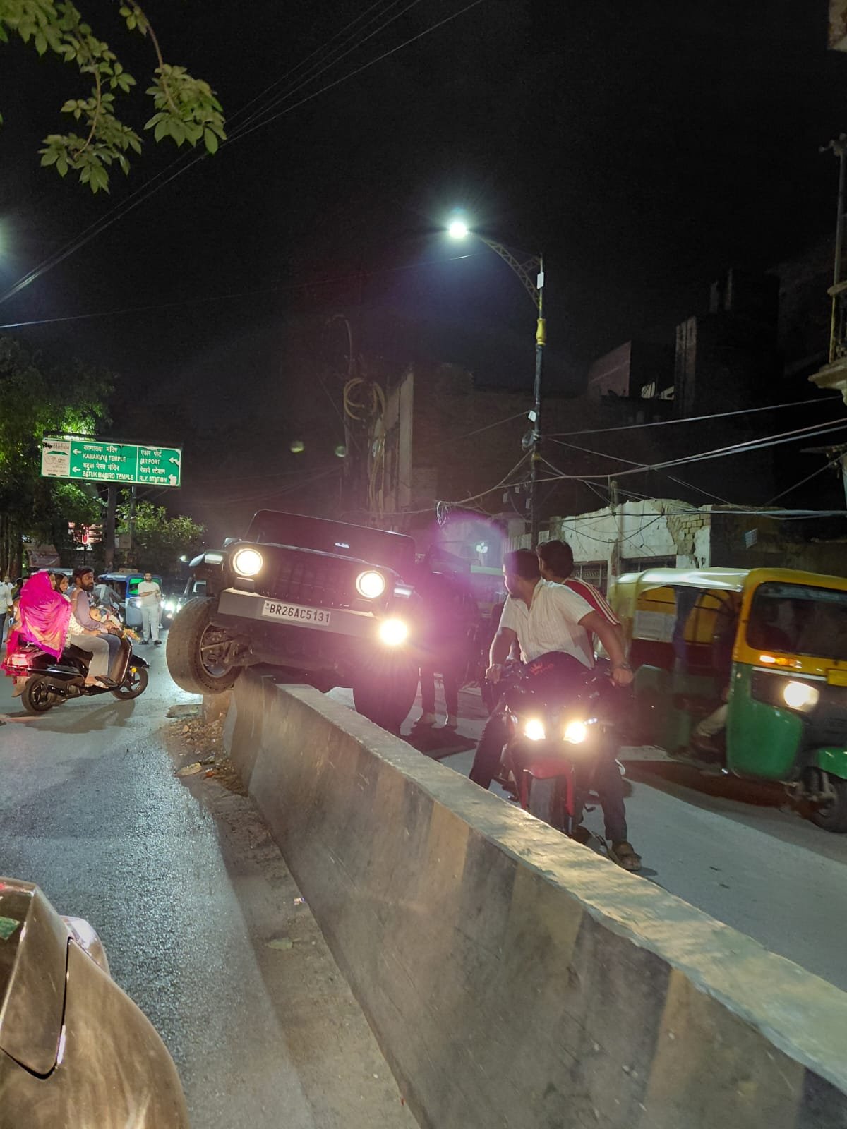 तेज रफ्तार थार डिवाइडर पर चढ़ी