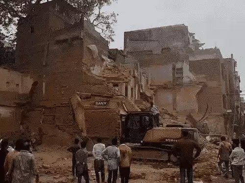 दालमंडी पुनर्विकास परियोजना में तेज हुई कार्रवाई, भारी मशीनों से पुराने भवनों का ध्वस्तीकरण जारी
