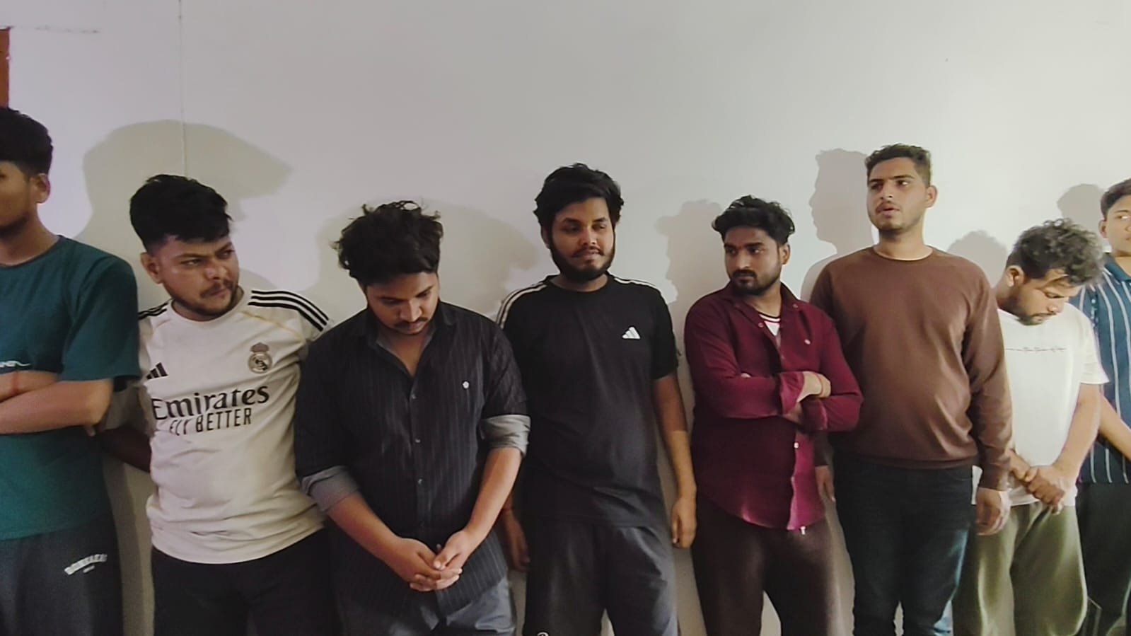 वाराणसी में ऑनलाइन IPL सट्टेबाजी रैकेट का पर्दाफाश, 13 साइबर अपराधी गिरफ्तार