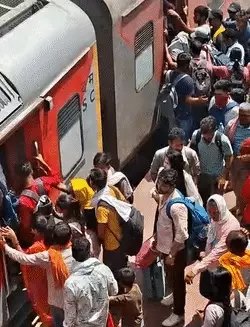 पुलिस भर्ती परीक्षा के बाद रेलवे स्टेशन पर उमड़ी अभ्यर्थियों की भीड़, यात्रियों को भी हुई परेशानी