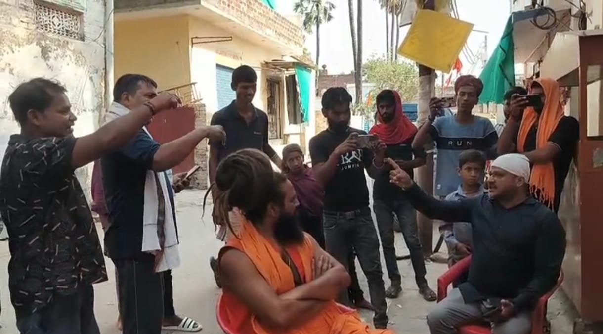 वाराणसी: मठ की जमीन को लेकर विवाद, दिव्यांग महंत से मारपीट और धमकी का आरोप; कई लोगों पर मुकदमा दर्ज