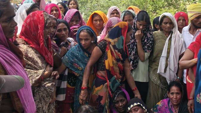 गाजीपुर में दर्दनाक हादसा: पोखरे में डूबे जुड़वा भाइयों का एक साथ अंतिम संस्कार, एक ही चिता पर दी गई मुखाग्नि