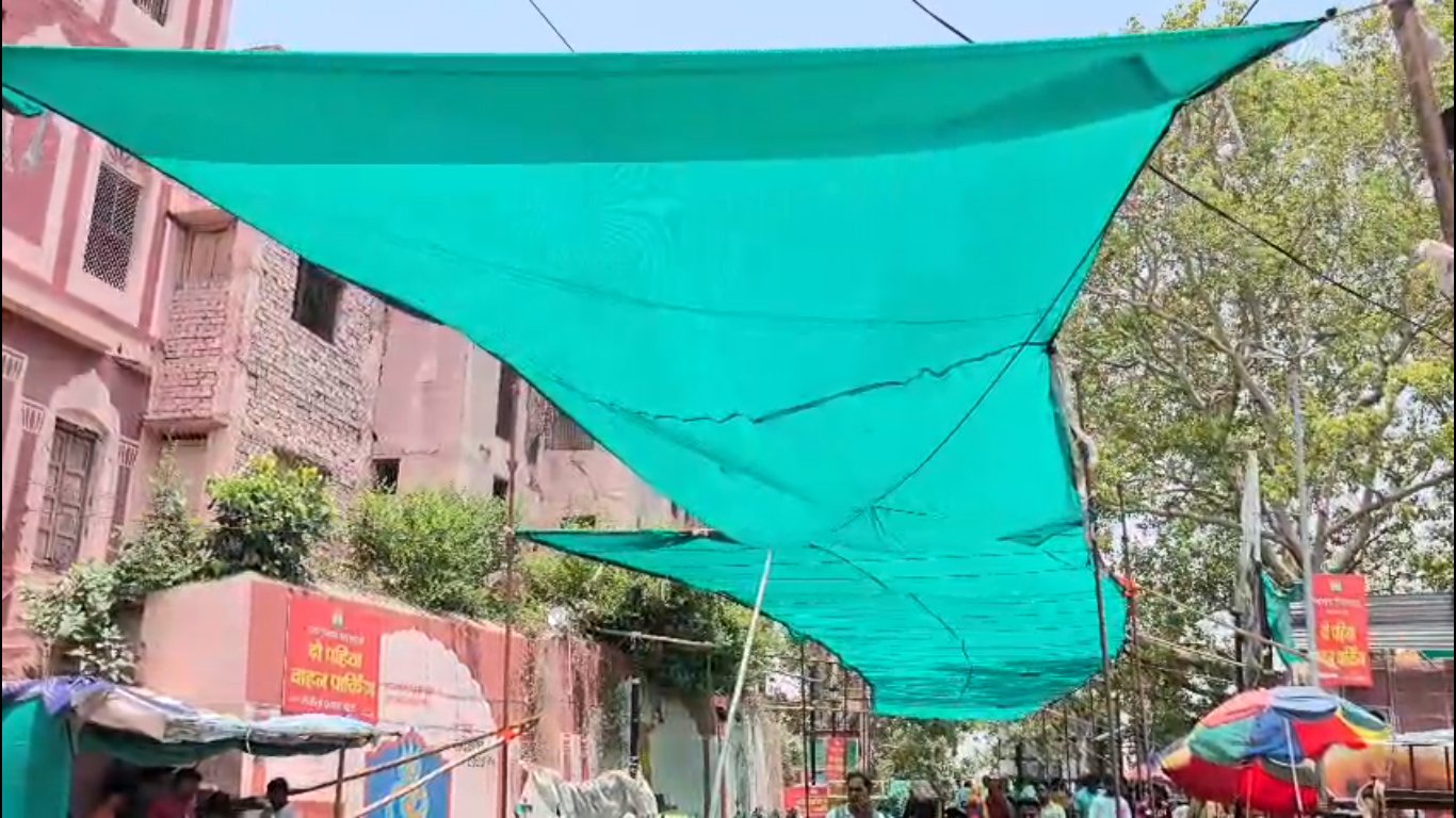 घाट से विश्वनाथ गली तक धूप से राहत, नगर निगम ने लगाए ग्रीन शेड