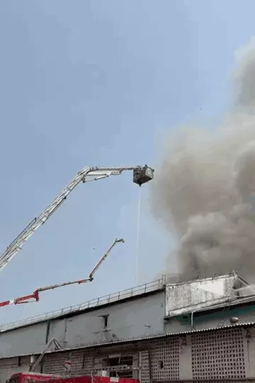 लखनऊ में कोल्ड स्टोरेज में लगी भीषण आग, कई घंटे बाद भी नहीं पाया जा सका काबू; आसपास के घर खाली कराए गए