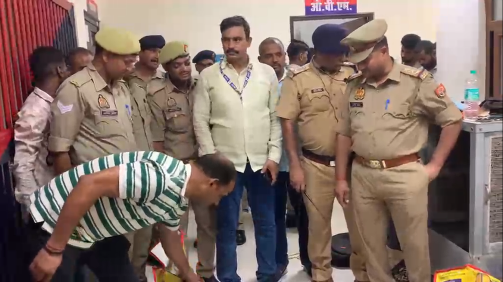 कैंट रेलवे स्टेशन पर वन्यजीव तस्करी का पर्दाफाश, ट्रेन से 45 जीवित कछुए बरामद