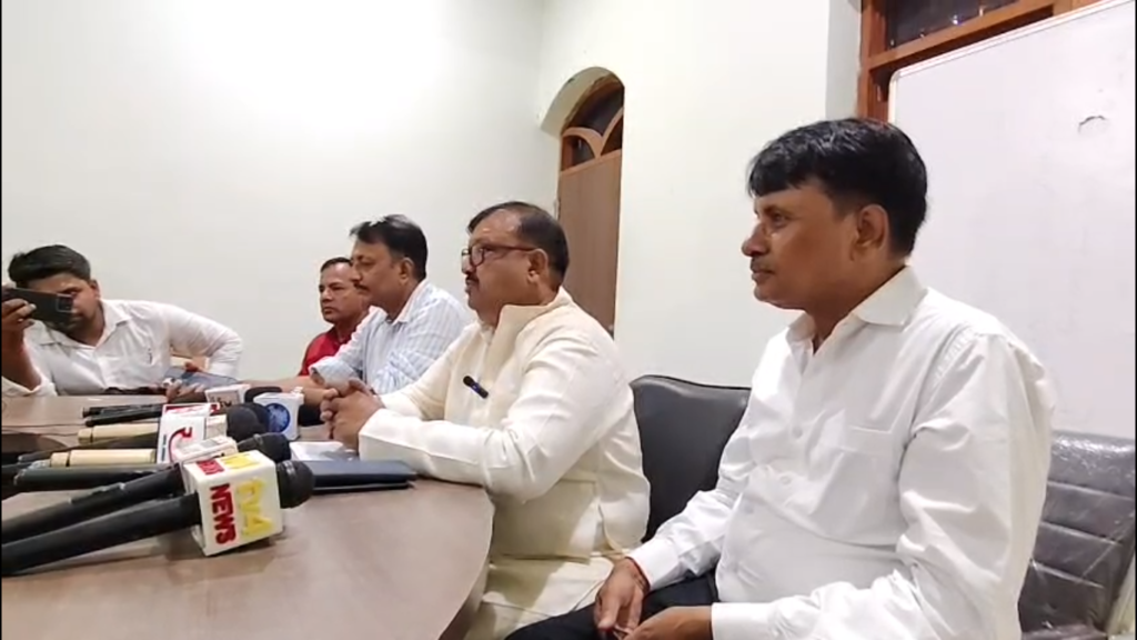 वाराणसी में औषधि प्रतिष्ठानों को जारी नोटिसों पर दवा विक्रेता समिति ने उठाए सवाल, संतुलित कार्रवाई की अपील