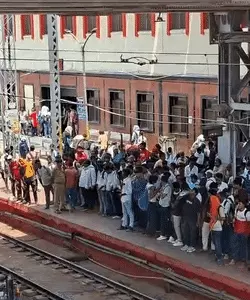 पुलिस भर्ती परीक्षा के बाद रेलवे स्टेशन पर उमड़ी अभ्यर्थियों की भीड़, यात्रियों को भी हुई परेशानी