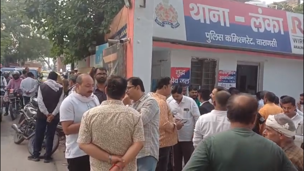 वाराणसी: जमीन विवाद में अधिवक्ता सुरेंद्र यादव पर जानलेवा हमला, लंका थाने पर वकीलों का घेराव