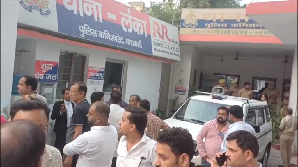 वाराणसी: जमीन विवाद में अधिवक्ता सुरेंद्र यादव पर जानलेवा हमला, लंका थाने पर वकीलों का घेराव