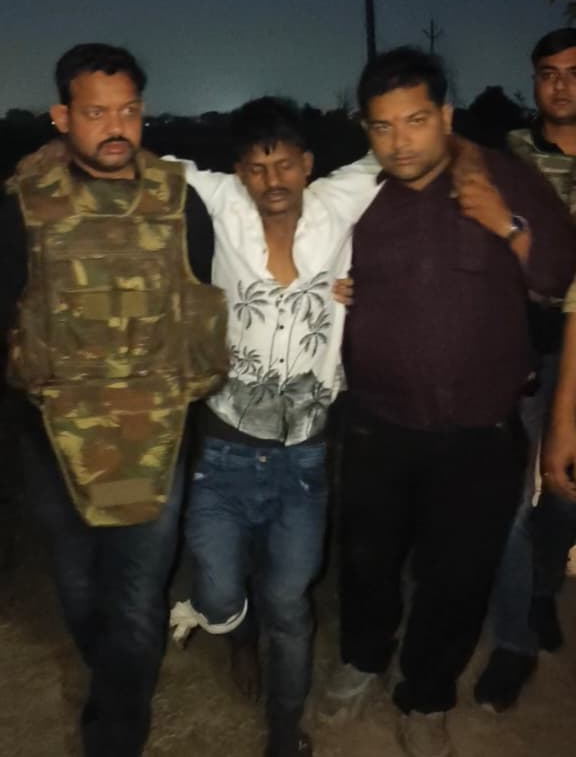 GST अधिकारी के घर करोड़ों की चोरी के आरोपी पुलिस मुठभेड़ में गिरफ्तार, एक के पैर में लगी गोली, दूसरा गिरफ्तार