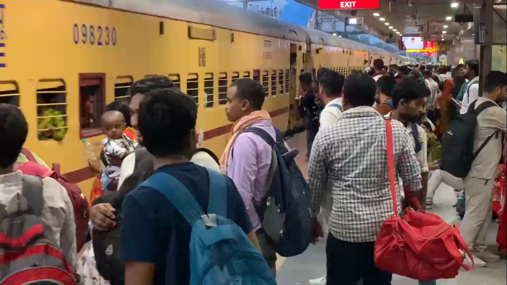 बीएड अभ्यर्थियों की मुश्किलें बढ़ीं: परीक्षा के बाद वाराणसी स्टेशन पर अव्यवस्था से परेशान हुए छात्र