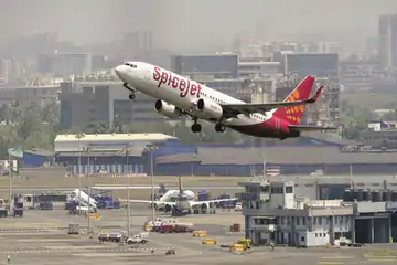 वाराणसी से स्पाइसजेट की नियमित उड़ानों पर विराम, यात्रियों के सामने बढ़ी चुनौतियां