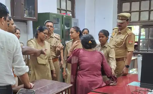 वाराणसी कचहरी में अजीबो-गरीब घटना: जज की कुर्सी पर बैठी महिला, बोली-‘मैं ही आज जज हूं’