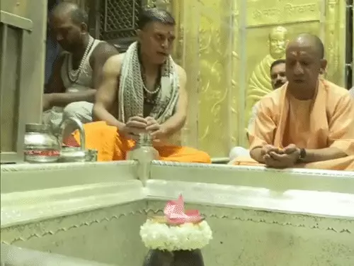 वाराणसी दौरे पर सीएम योगी: काशी विश्वनाथ और काल भैरव के दर्शन के बाद विकास परियोजनाओं की ली समीक्षा
