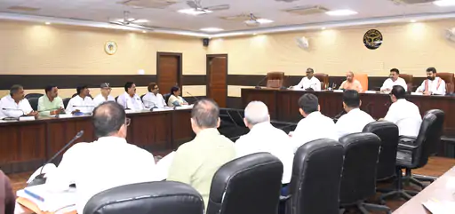 वाराणसी दौरे पर सीएम योगी: काशी विश्वनाथ और काल भैरव के दर्शन के बाद विकास परियोजनाओं की ली समीक्षा