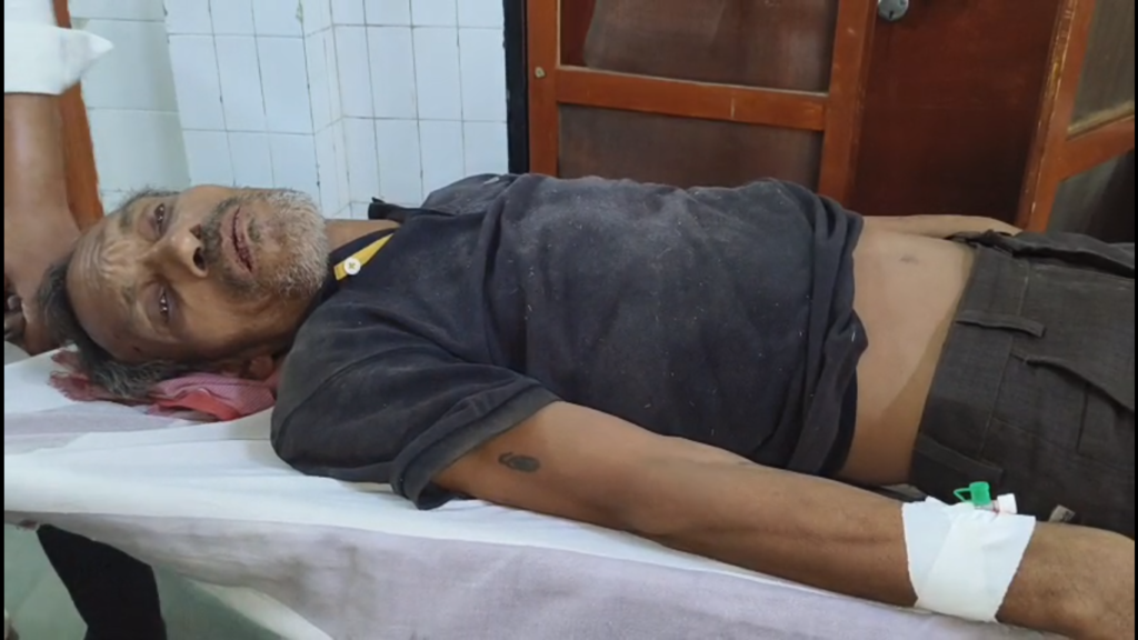 वाराणसी में तेज आंधी का कहर: कबीरचौरा मंडली अस्पताल के मुख्य द्वार पर पुराना पीपल का विशाल वृक्ष गिरा, ट्राली चालक घायल