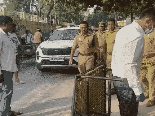 बेटे की सगाई में शामिल होने आए अधेड़ की गोली मारकर हत्या, घर के बाहर चारपाई पर सोते समय वारदात