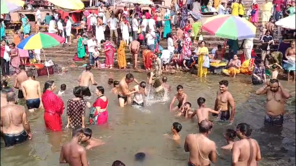 पुरुषोत्तम मास के अंतिम दिवस काशी में उमड़ा श्रद्धालुओं का सैलाब, सोमवती अमावस्या पर गूंजे गंगा घाट