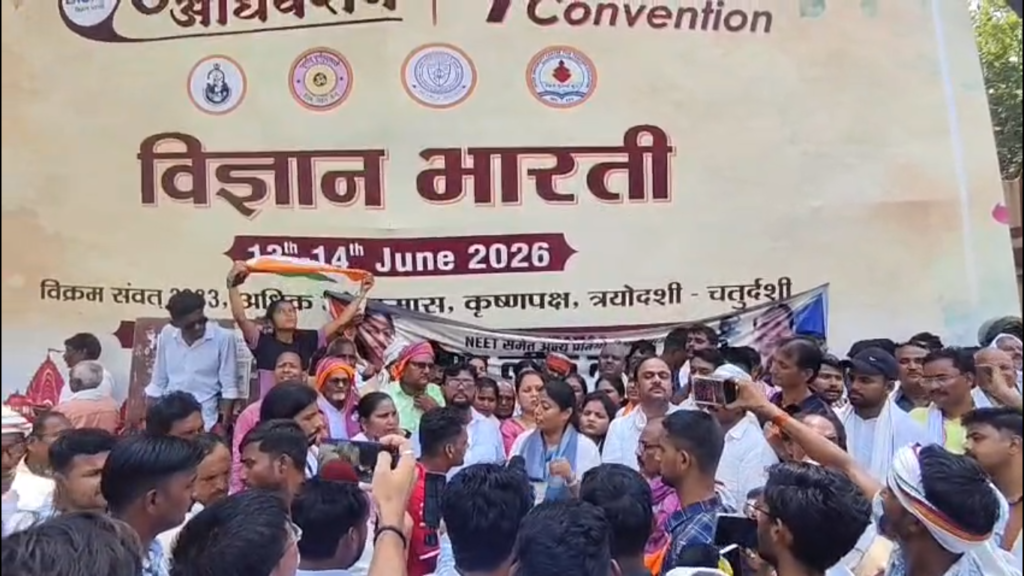 वाराणसी में विरोध मार्च पर रोक, पल्लवी पटेल बोलीं- युवाओं के भविष्य से खिलवाड़ बर्दाश्त नहीं