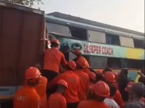 वडोदरा में भीषण सड़क हादसा: स्लीपर बस ट्रक से टकराई, 6 यात्रियों की मौत, 31 घायल